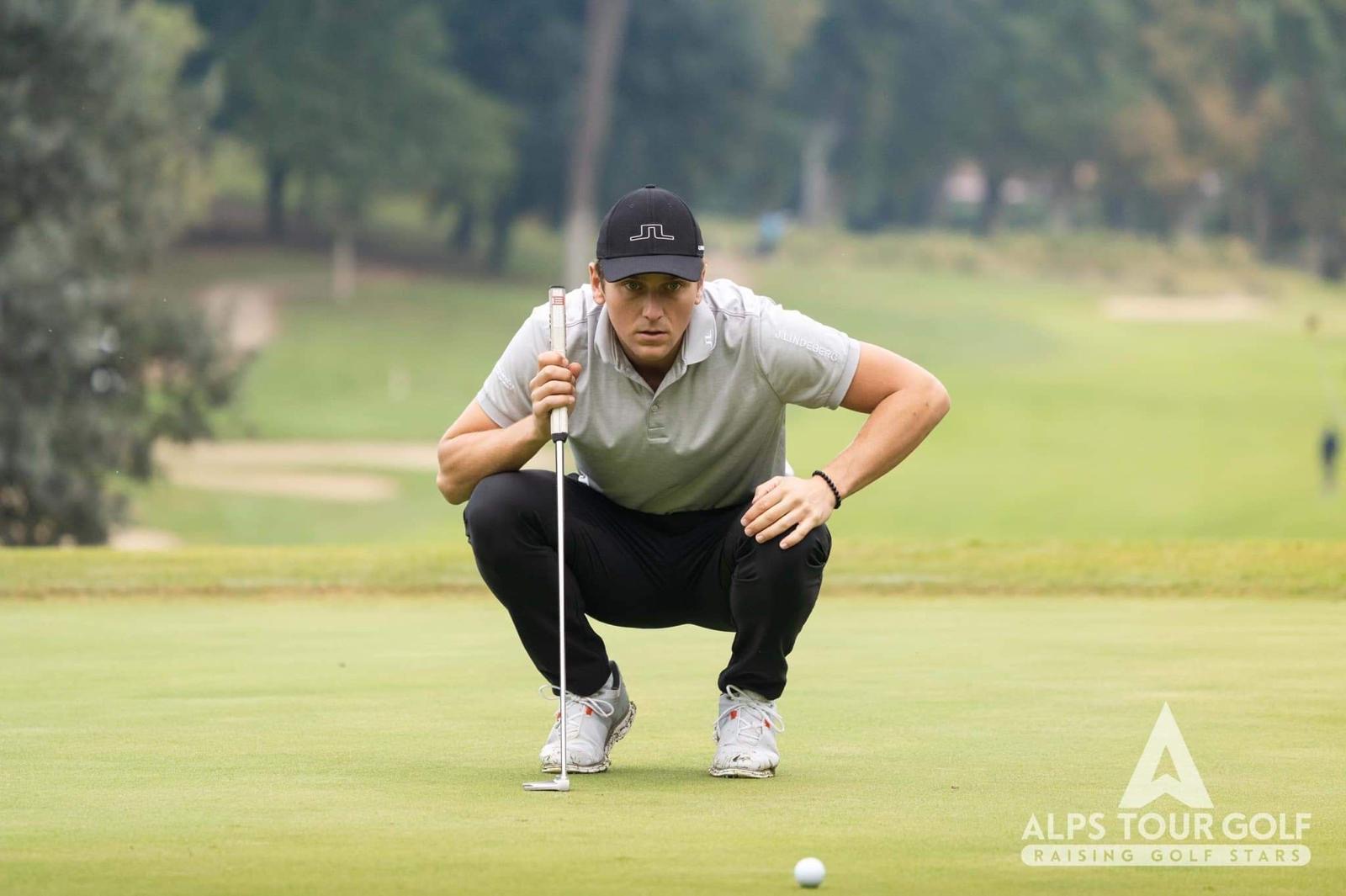 Sasha Wortelboer reading a putt