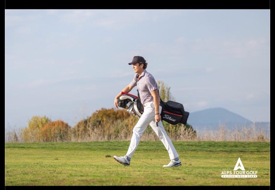 Sasha Wortelboer walking the fairway with his bag